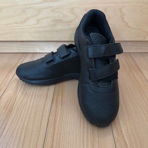 Sneakers with breathable velcro closure